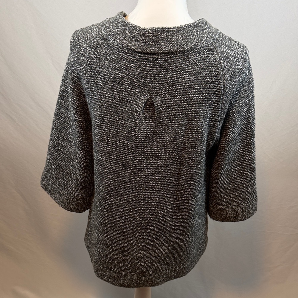 Chic Gray Buttoned Women's Poncho - Picture 2 of 9